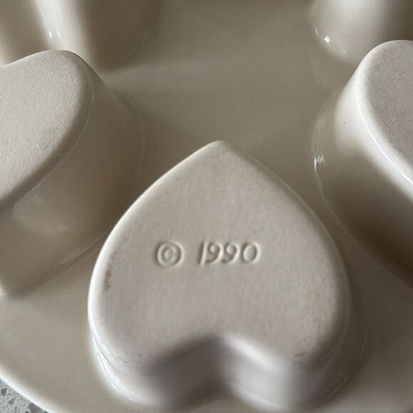 CLAY DESIGN VINTAGE 90s Pottery Hearts Cupcake Pan Hand Painted Irises EUC - Picture 3 of 8